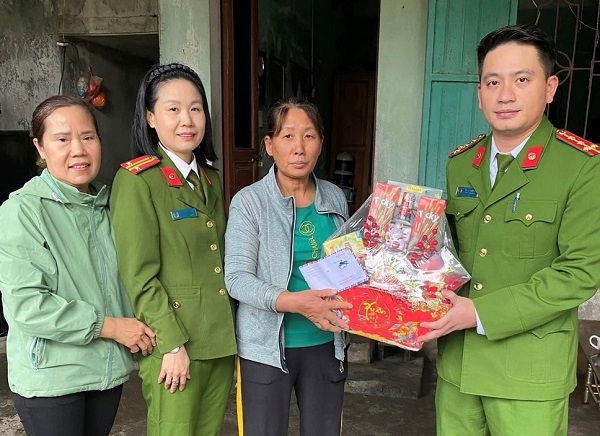 Công an phường Hưng Đạo (quận Dương Kinh): Tổ chức thăm hỏi, tặng quà các gia đình có hoàn cảnh khó khăn dịp Tết Nguyên đán